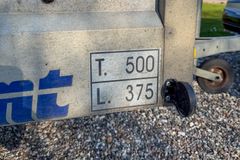 GF Forsikring opfordrer danskerne til at være opmærksomme på, om de fylder for meget i traileren. Normalt er trailerens lasteevne markeret på siden af traileren. (Foto: GF Forsikring/Anders Boe)