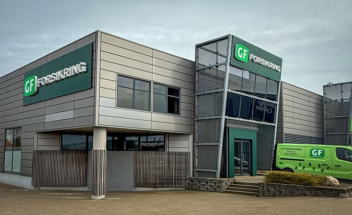 Den 30. marts slår GF TrekantOmrådet dørene op for det nye kontor i Kolding. Med en placering tæt på motorvejen og Kolding Storcenter er kontoret nemt at få øje på. (Foto: GF Forsikring)