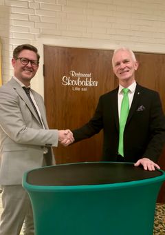 Formændene Stiven Larsen fra GF Aalborg og Lars Meier fra GF Randers markerer fusionen. (Foto: GF Forsikring)