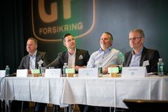 Både formand Torben B. Pedersen (th), Esbjerg, og næstformand Mattias Andersen, Bogense, blev genvalgt på GF Forsikrings ordinære generalforsamling. Her flankeret af direktionen med adm. direktør Mark Palmberg og kommerciel direktør Martin Høj. (Foto: Anders Boe/GF Forsikring)