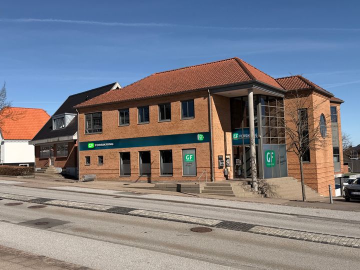 Den velkendte bygning på Søndergade 11, der hidtil har huset Balling Sparekasse, vil fra efteråret 2026 blive nyt domicil for GF Skive, Thy og Mors' skivekontor. Billedet er et udkast til, hvordan facaden kan komme til at se ud. (Foto: Lasse Rytter Leander/GF Skive, Thy og Mors)
