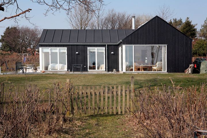 Det er ikke kun feriegæsterne, der har interesse for de danske sommerhuse. GF Forsikring advarer om, at også indbrudstyvene følger med i danskernes sommerhusannoncer, og selskabet ser en sammenhæng mellem sommerhusindbrud og onlineannoncer med billeder af dyre genstande. (Foto: Bo Amstrup/Scanpix Pro. Dette billede må kun bruges i forbindelse med omtale af GF Forsikring)