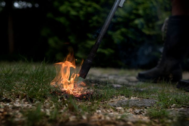 Hvert år er ukrudtsbrændere og havegrill skyld i havebrande landet over. Det får GF Forsikring til at komme med gode råd til danskerne til, hvordan man undgår farlige situationer i denne tørre tid. (Foto: Liselotte Sabroe/Scanpix Pro. Dette billede må kun bruges i forbindelse med omtale af GF Forsikring)