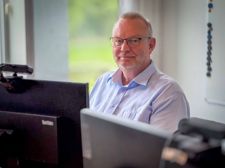 Den 19. juli 2026 kan Søren Wiilsbøll fejre 50-årsjubilæum i GF Forsikring. De mange år i selskabet har budt på lidt af hvert – især har han været vidne til en enorm teknologisk udvikling. (Foto: GF Forsikring/Anders Boe)