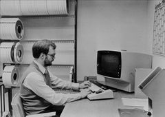 Søren Wiilsbøll fik GF Forsikrings første pc med indbygget harddisk tilbage i 1985. (Arkivfoto: GF Forsikring)