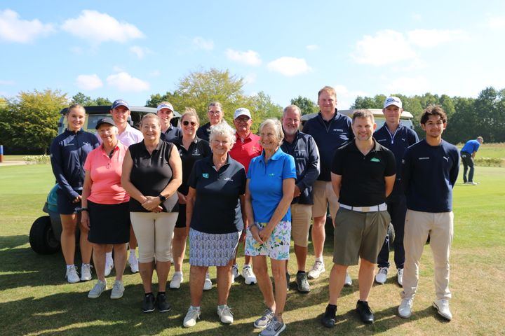 Det medlemsejede GF Forsikring har netop i samarbejde med sin samarbejdspartner Dansk Golf Union (DGU) uddelt prisen ”Hverdagens Golfhelte”, som går til nogle af de mange frivillige ildsjæle, der hver dag lægger mange frivillige timer i deres lokale golfklub. I alt 12 golfhelte var nomineret til prisen, den 12. var dog forhindret i at deltage i Golfdagen. (Foto: Dansk Golf Union/Thomas Hartwich)
