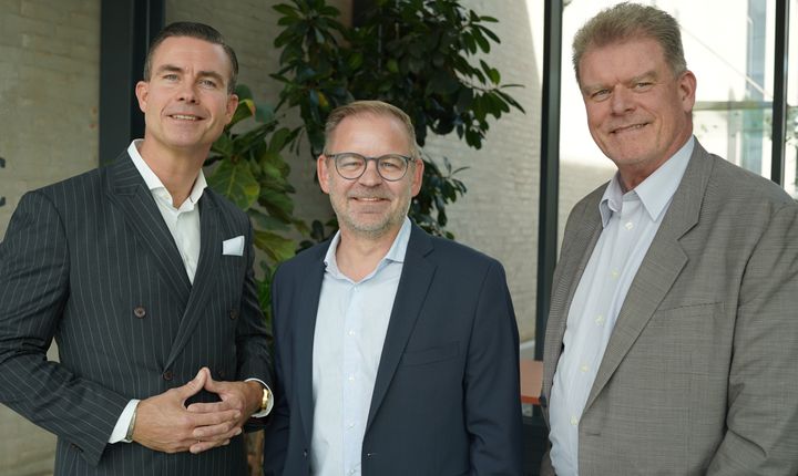 Den danske IT-virksomhed Gensam udvider ejerkredsen, det betyder, at den hidtidige eneejer, Himmerland Forsikring, får følgeskab af LB Forsikring og GF Forsikring. På billedet ses den nye ejerkreds af Gensam. Fra venstre Mark Palmberg, CEO i GF Forsikring, i midten CEO Christian Borregaard Vejling fra Himmerland Forsikring og yderst til højre Jan Kamp Justesen, CEO i LB Forsikring.