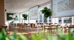 GF Huset har en rummelig kantine med en fleksibel indretning, der giver mulighed for store møder.  (Foto: GF Forsikring/Anders Boe)