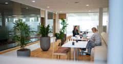 GF Huset er indrettet med mange flex-pladser, der giver mulighed for hurtige små møder for medarbejdere på farten. (Foto: GF Forsikring/Anders Boe)