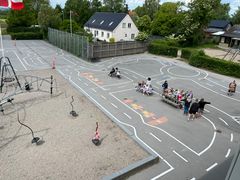 Den nye trafikbane fylder hele skolegården og snor sig flot rundt om sandkassen med legestativer i midten. På billedet her ses ca. halvdelen af banen.