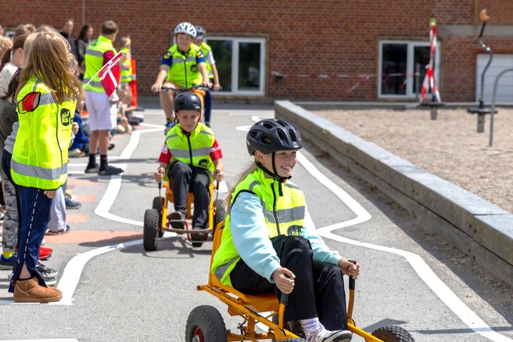 Både cykler og mooncars var med til at indvie den nye trafikbane på Susåskolen i Herlufmagle.