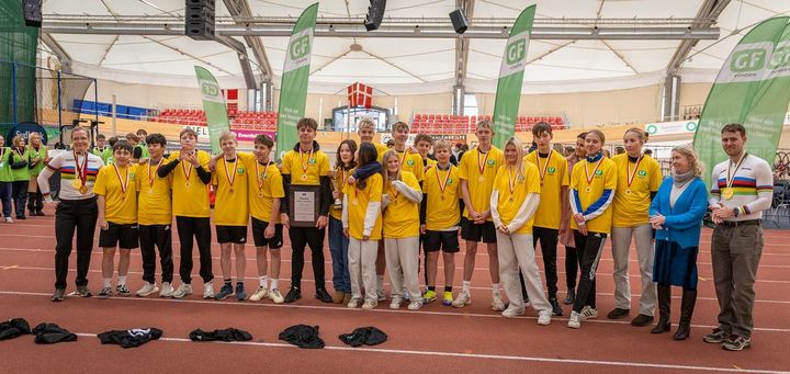 Verdensmester Rasmus Lund Pedersen og OL- og VM-guldvinder i Paracykling, Emma Lund, var med til at overrække pokal, diplom og medaljer, da 8.d fra Kroggårdsskolen cyklede sig til guld i Skoleturneringen i Odense.