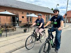 Med støtte fra GF Fondens Trafiklegat fik det sociale værested, Café Grenaa, tre elcykler og tilhørende hjelme. Det hjælper borgere med psykiske og fysiske udfordringer.