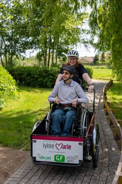 Mathias Sølund bor på Lykke Marie og nyder meget at komme afsted på cykeltur. Ergoterapeut Ida Marie Iversen er chauffør på turen.