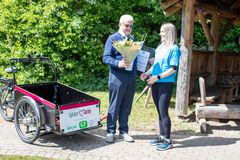 Stiig Broby fra GF Fondens bestyrelse overrakte diplom og blomster til Siri Jensen, som er udviklingskonsulent hos Lykke Marie, og som har søgt GF Fondens Trafiklegat på vegne af bofællesskabet.