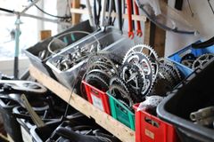 Mange reservedele kan hentes fra de brugte cykler, som Cykeltutten henter på genbrugspladsen, men værktøj må der til. Derfor skal nogle af pengene fra GF Fondens Trafiklegat bl.a. bruges på værktøj.