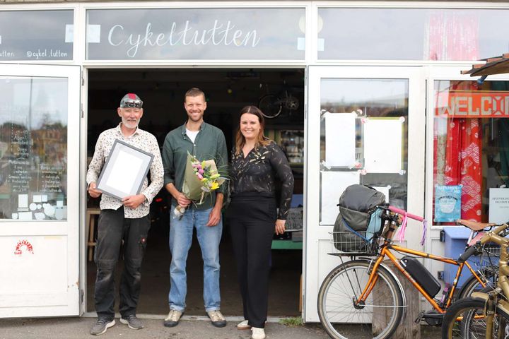 Cykelkulturhuset og den almennyttige forening, Cykeltutten, har modtaget GF Fondens Trafiklegat og en donation på 15.000 kr. På billedet er fra venstre: frivillig Peter Bull Vang, kasserer og frivillig Zacharias Baden og Helle Nielsen, som er uddelingschef i GF Fonden.