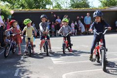 Klar parat kør! Mange forældre har ikke råd til at købe den første lille pedalcykel. Derfor er det godt, at børnene har mulighed for at lære at cykle i børnehaven.