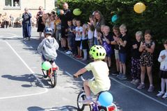 Børnene fra indskolingen i Østofte var også inviteret med til fest og heppede, da Møllebakken Børnehave fejrede, at de har fået legat fra GF Fonden til køb af nye cykler.
