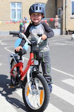 Der er intet som en spritny cykel. Begejstring kunne både ses og mærkes til cykelfesten i Møllebakken Børnehave.