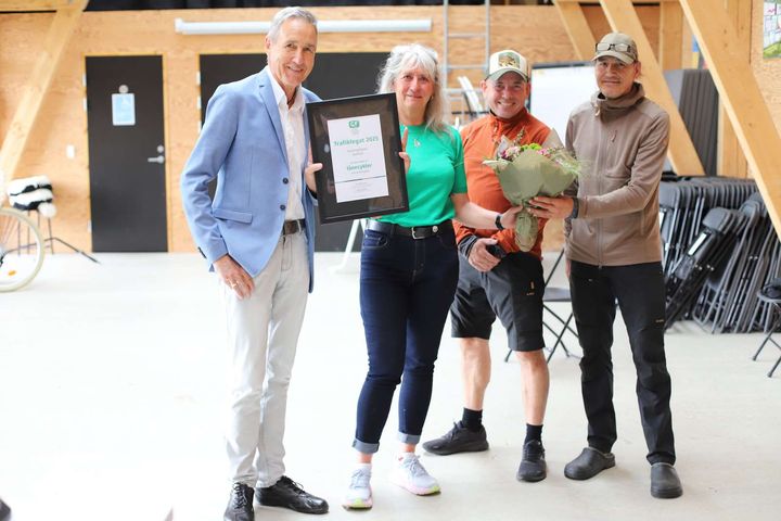 Veteranhjem Aarhus modtager GF Fondens Trafiklegat 2025, fordi de med cyklen som redskab giver mulighed for at styrke den fysiske og psykiske sundhed blandt tidligere udsendte. Fra venstre: Knud Nielsen fra GF Fondens bestyrelse, Tanja Dahl Therkildsen, leder af Veteranhjem Aarhus, veteran Lars Tue Schøth og veteran Per Beck Nielsen.