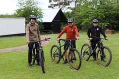 Efter overrækkelsen af GF Fondens Trafikpris blev tre af de nye cykler prøvet af. Fra venstre er det veteranerne Lars Tue Schøth og Per Beck Nielsen samt veteranhjemschef, Nicolaj List Mortensen, fra Fonden Danske Veteranhjem.