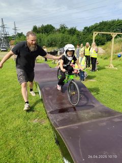 Af sted med dig. Det kræver lidt støtte at finde balance på den nye pumptrack, som Tønder BMX Klub har opstillet med støtte fra GF Fondens Trafiklegat. Banen er åben for alle hver tirsdag og torsdag kl. 16.30-18.