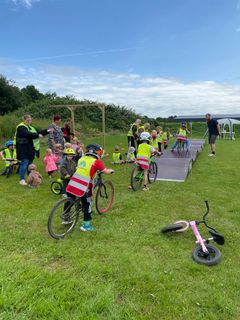 Den nye pumptrack i Tønder BMX Klub blev afprøvet af Digevejens Børnehus og en flok dagpleje-børn torsdag den 26. juni, hvor klubbens fejrede, at de havde modtaget GF Fondens Trafiklegat 2025 til indkøb af banen.