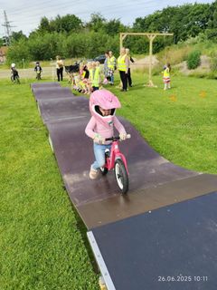 Jo hurtigere børnene finder balancen på en løbecykel, jo hurtigere kan de komme op på en rigtig cykel med pedaler. Træning på en pumptrack styrker motorikken og skaber dygtige cyklister.