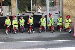 Der var 1, der var 2, der var ... 8 små cyklister i Børnehaven Lærkereden, som ventede spændt på at indvie den nye trafikbane.