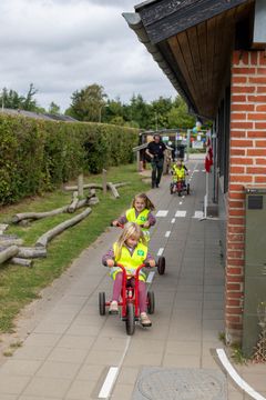 Trafikbanen løber rundt om hele børnehaven, så der kan komme godt gang i hjulene, når der suses op langs bygningen.