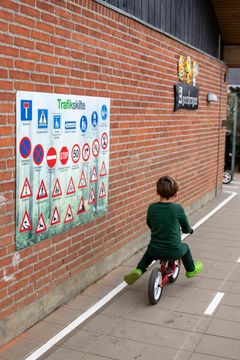 Hvad betyder skiltene i trafikken? Agerkroen har også fået ophængt læringstavler, så de sammen med børnene kan få overblik over alle de forskellige tegn i trafikken.
