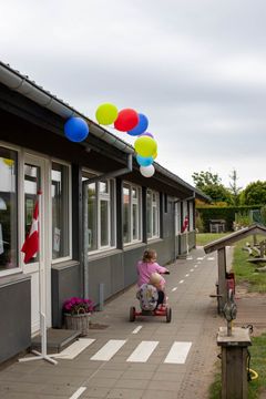 Flaget var hejst, og der var pyntet med flag og balloner, da Børnehaven Agerkroen inviterede til trafikfest og indvielse af ny trafikbane.