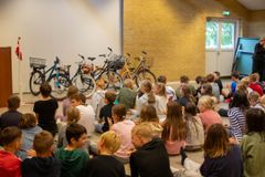 4., 5. og 6. årgang var inviteret til kage og sodavand og officiel overrækkelse af GF Fondens Trafikpris 2025 og indvielse af skolens nye "cykellånebank".