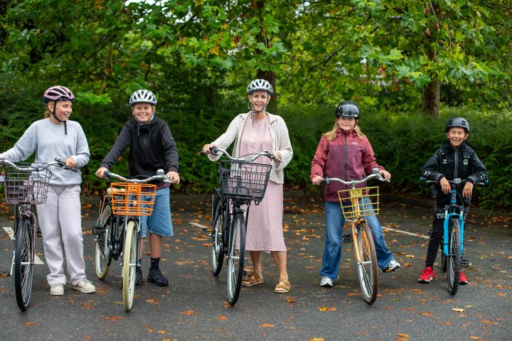 Fire elever på Kroggårdsskolen testede sammen med initiativtager, Gina Kranker (i midten), skolens nye lånecykler. Cyklerne er indkøbt med støtte fra GF Fonden og skal sikre, at alle elever kan cykle med, når klassen skal på tur.