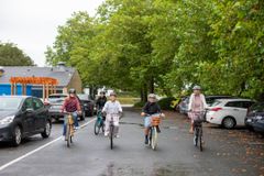Af sted gik det på de nye lånecykler, i både børnestørrelser og voksenstørrelse. Cyklerne bookes nemt i Aula, så skolen altid har styr på, hvem der låner cyklerne.