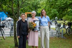 Tillykke med GF Fondens Trafiklegat 2025. Afdelingsleder Gina Kranker fik overrakt diplom og blomster af Connie Juel Clausen (til venstre) fra GF Fondens Trafikkomité. Skoleleder på Kroggårdsskolen, Louise Holst Mortensen, deltog også i indvielsen af skolens nye "cykellånebank".
