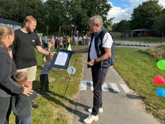 Tillykke. Jens-Peter Riis Jensen fra GF Fondens bestyrelse kom forbi for at overrække diplom og blomster til Børnehuset Biersted, hvor forældrebestyrelsen og pædagog Rasmus Grøn havde taget initiativ til etablering af en trafikbane.