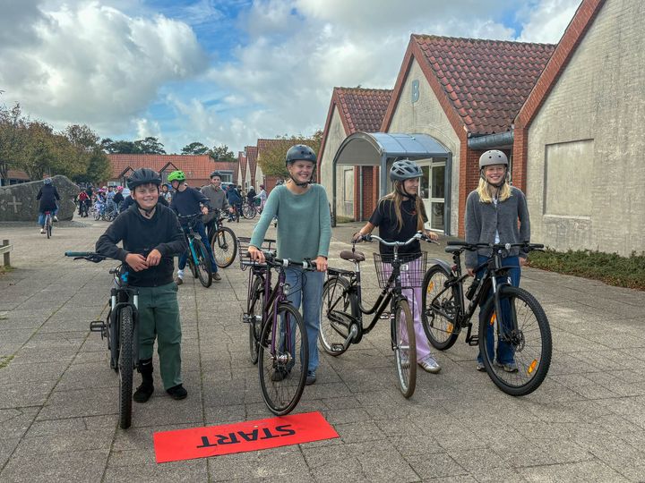 Anton, Filippa, Chili og Neya stod klar til start, da GF Fonden var forbi Rolf Krake Skolen torsdag den 18. september for at indvie skolens nye, mobile cykelbane. Cykelbanen er indkøbt med støtte fra GF Fondens Trafiklegat og skal hjælpe eleverne med at øve basale cykelfærdigheder.