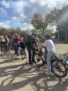 Rigtig mange elever på Rolf Krake Skolen cykler, men mange bliver også kørt, fordi de er utrygge ved at cykle. Fornyet fokus på cykling og decideret cykelundervising skal råde bod på utrygheden.