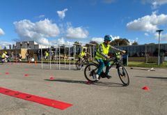 Elever fra 5. årgang på Sakskøbing Skole var med til at indvie den nye cykelbane tirsdag den 30. oktober.