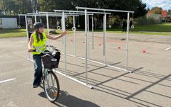 Cykelbanen, som GF Fonden har givet midler til, er udviklet af Rådet for Sikker Trafik, og på banen bliver eleverne udsat for 10 forskellige øvelser, som udfordrer og styrker deres koordination og balance på cykel