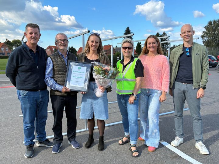 Guldborgsund Kommune har modtaget GF Fondens Trafiklegat og midler til en mobil cykelbane. Fra venstre: Rene Fjeldsøe Sørensen, formand for Trafiksikkerhedsrådet; Ove Christiansen fra GF Fondens bestyrelse; Signe Bendt Kliving, projektleder i Guldborgsund Kommune; Vivi Madsen, færdselskontaktlærer på Sakskøbing Skole; Malene Ilsø, færdselskontaktlærer på Sakskøbing Skole og Lars Olsen, repræsentant fra Rådet for Sikker Trafik.