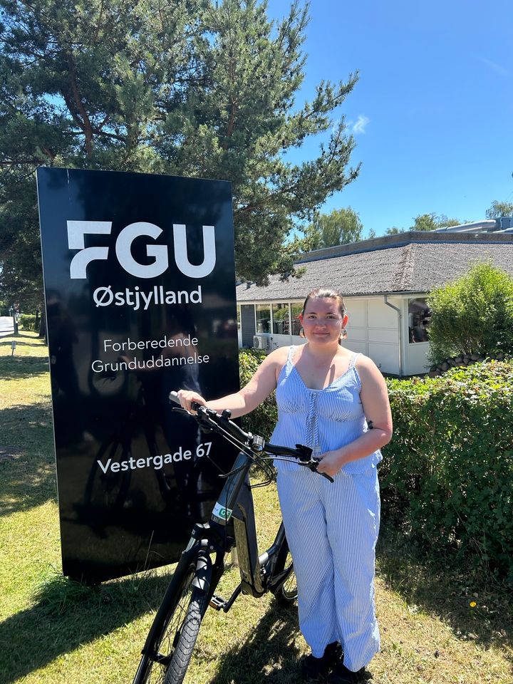 Nu er jeg ikke længere afhængig af andre eller af offentlig transport, fortæller Sarah Stokholm, som har lånt en elcykel af FGU Østjylland. Sarah bor imellem Ryomgård og Kolind og brugte før en hel time på at komme i skole.