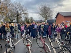En stor del af skolens elever var med til indvielsen af de nye cykler.