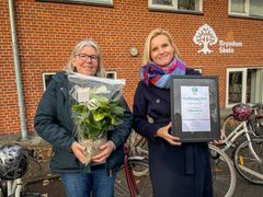 Overlærer Jette Bernstorff Jørgensen (t.v.) er idémageren bag projekt "nye brugte cykler". Her står hun sammen med skoleleder Birgitte Lindberg Henriksen.