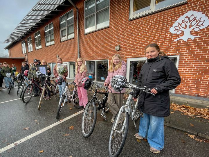 De otte cykler er i forskellige størrelser, så både små og store elever kan bruge dem. Det samme gælder cykelhjelmene, som er flot dekoreret af KORN180.