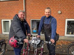 Thobias Gommesen (t.v.) fra KORN180 har været med til at udsmykke cykelhjelmene til Bryndum Skole, mens cykelmekaniker Søren Jørgensen (t.h.) har istandsat alle otte cykler.