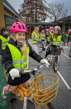 Der var trængsel på den nye cykelbane, da snoren først snoren blev klippet.