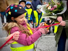 Nora fra 2.A fik den store ære at klippe den røde snor under stor jubel fra sine skolekammerater